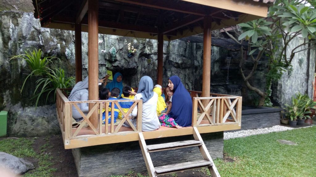 belajar ummi di gazebo halaman rumah